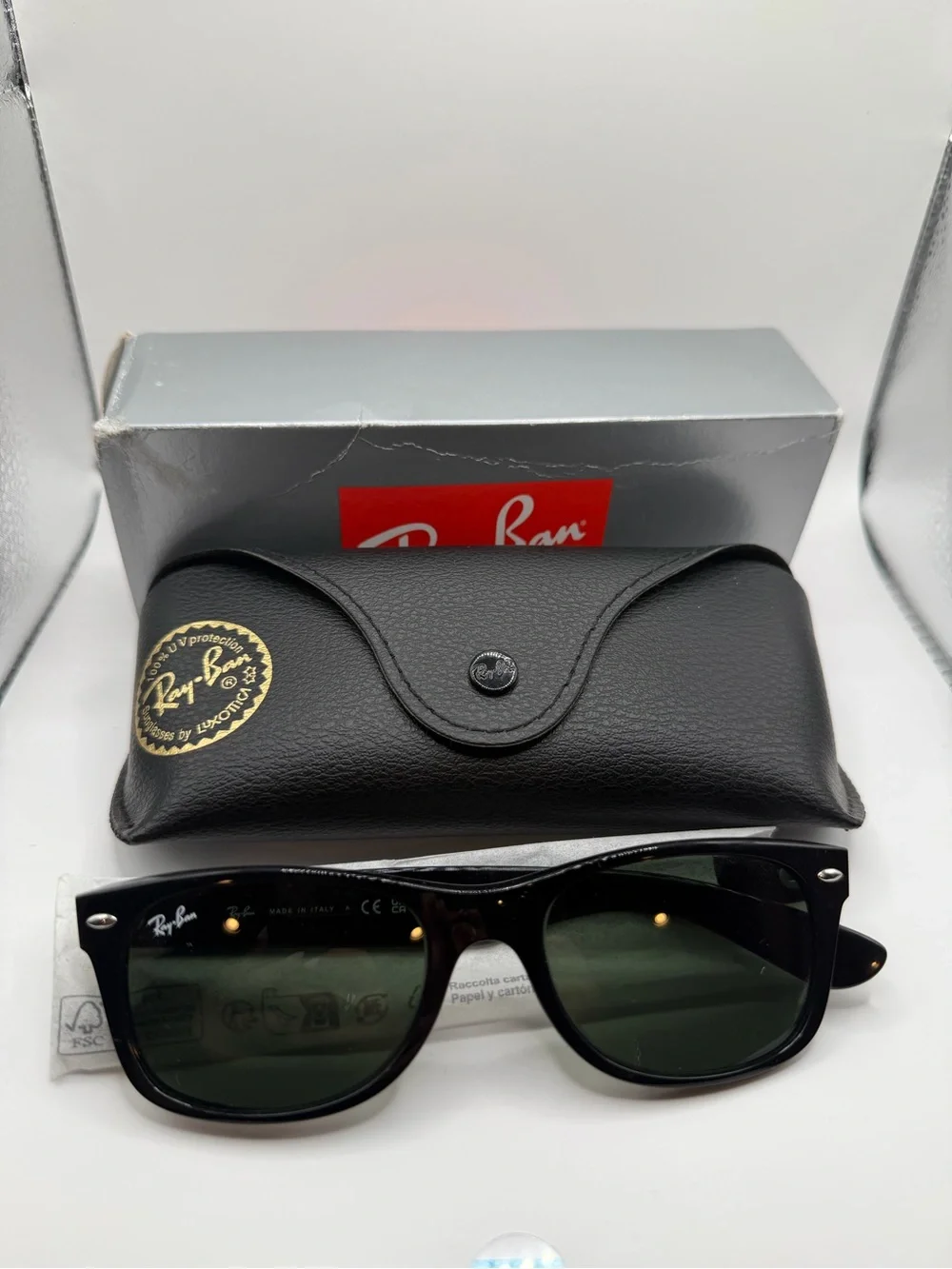 Ray-Ban New Wayfarer Sunglasses * No Dust Cloth Or Booklet* RB2132 901 51/18